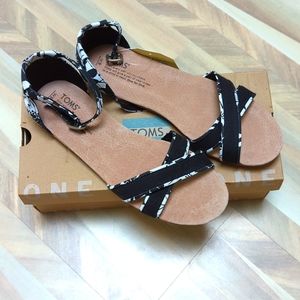 toms sandal flats